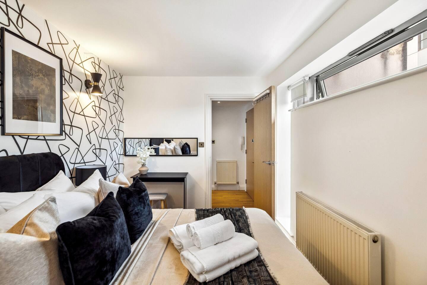 2 Bed Next River Thames fast Access Central London4